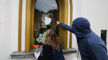 San Cayetano en pandemia: la iglesia de Buenos Aires al 2100 totalmente cerrada este viernes por la mañana.