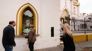 San Cayetano en pandemia: la iglesia de Buenos Aires al 2100 totalmente cerrada este viernes por la mañana.