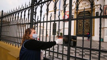 San Cayetano en pandemia: la iglesia de Buenos Aires al 2100 totalmente cerrada este viernes por la mañana.