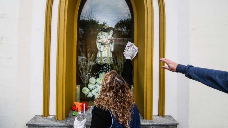 San Cayetano en pandemia: la iglesia de Buenos Aires al 2100 totalmente cerrada este viernes por la mañana. 