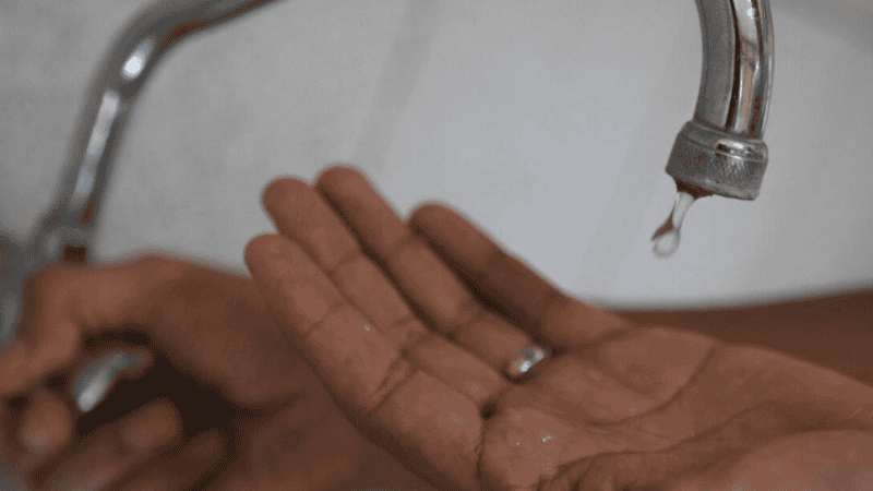 Cuando se reconecte el servicio, recomiendan dejar correr el agua.