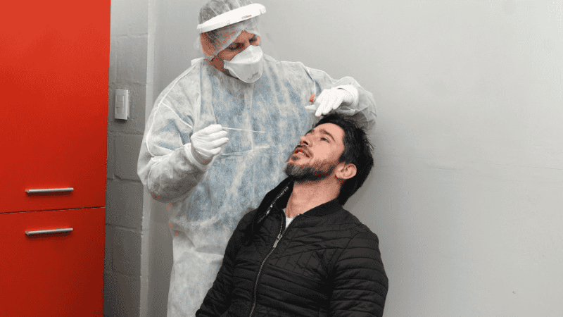 Pablo Pérez al ser sometido al hisopado para descartar un posible contagio de covid-19.