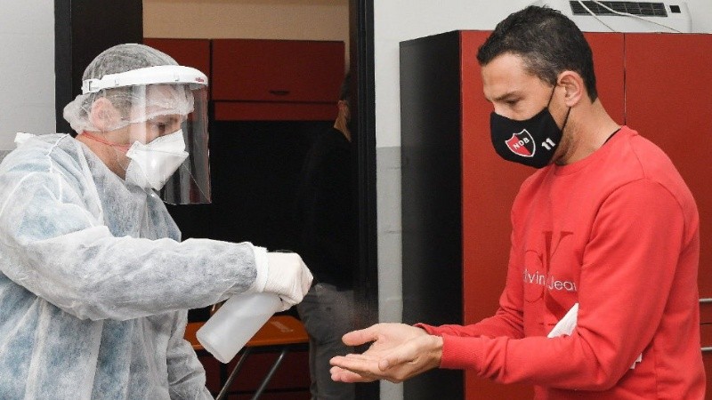 Agua y alcohol para las manos de Maxi Rodríguez, como cualquier vecino.