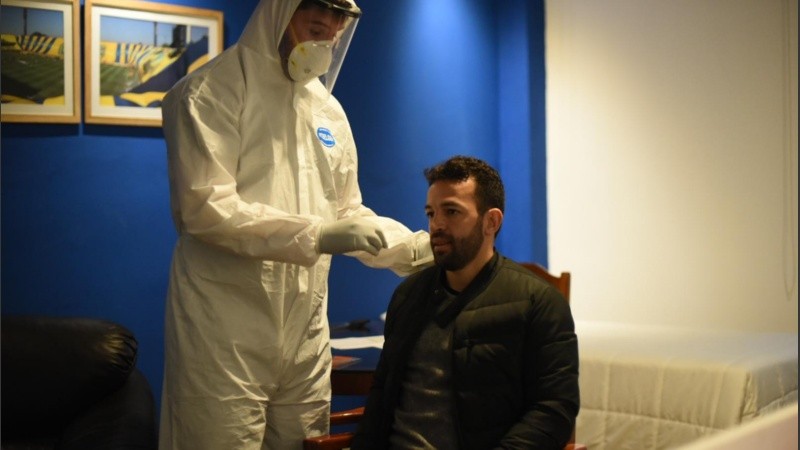 El hisopado a Lucas Gamba, este sábado en Arroyo Seco. 