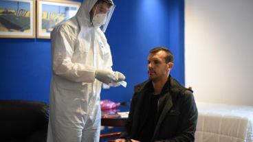 El hisopado a Diego Novaretti, este sábado en Arroyo Seco.