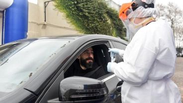 Pinola en el ingreso a los hisopados en el club.