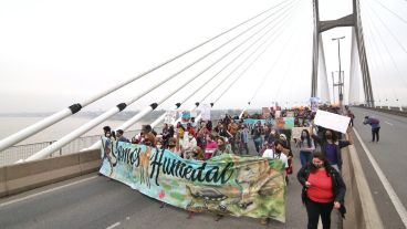 Los rosarinos cruzaron el río para pedir el cese de los incendios en el humedal.