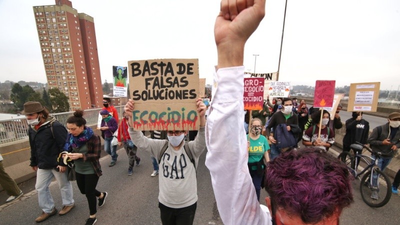 Tras las manifestaciones en el puente y en el río, convocan a una en el centro.