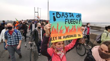 Los rosarinos cruzaron el río para pedir el cese de los incendios en el humedal.