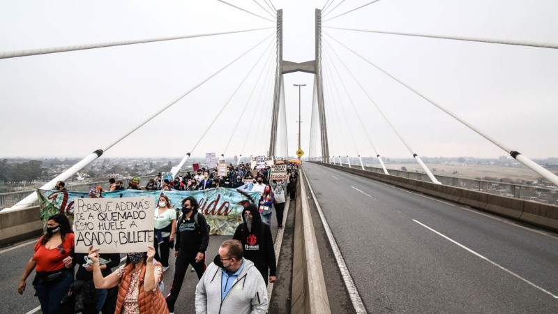 Los rosarinos cruzaron el río para pedir el cese de los incendios en el humedal.