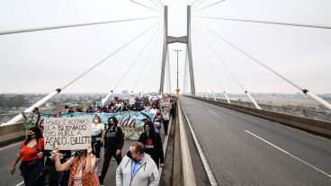 Los rosarinos cruzaron el río para pedir el cese de los incendios en el humedal.