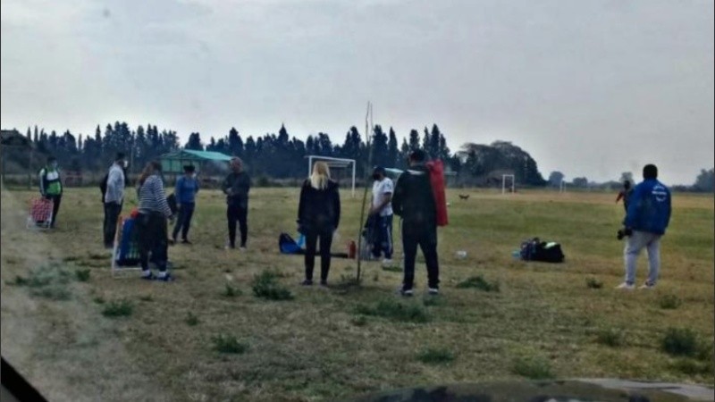 Decenas de personas participaban el último sábado por la tarde de un festejo en un predio de Campo Crespo, cercano a la localidad de Monte Vera.