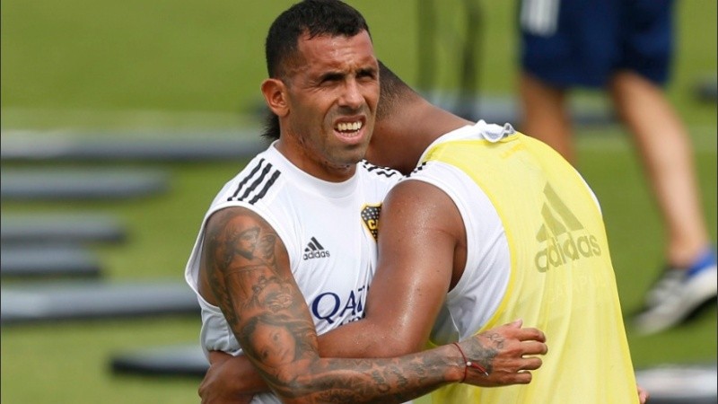 Tévez firmó la renovación con Boca. El campeón lidera el grupo de los que vuelven el lunes.