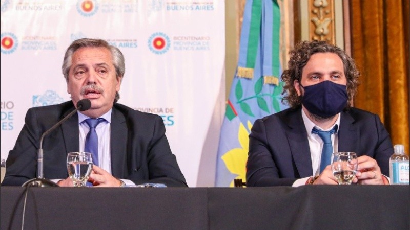 El presidente junto a Cafiero, que adelantó lineamientos de la iniciativa.