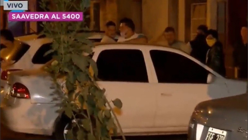 Los vecinos de Saavedra 5400, sorprendidos y sin saber el porqué del ataque.