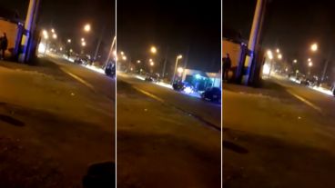 A lo lejos se puede ver los vecinos a la carrera y a los tiros.