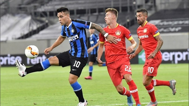 Lautaro Martínez domina. Fue titular en el equipo milanés.