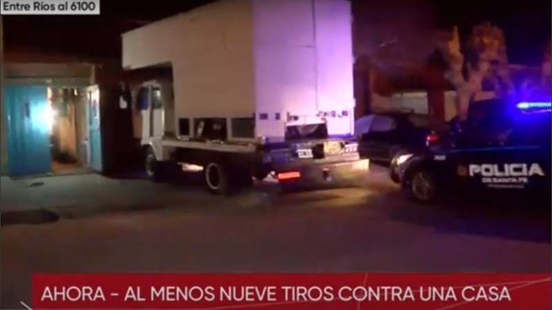 Las balas impactaron contra el portón azul de la casa.