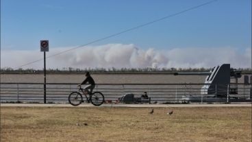 Las columnas de humo este lunes desde la costa central.