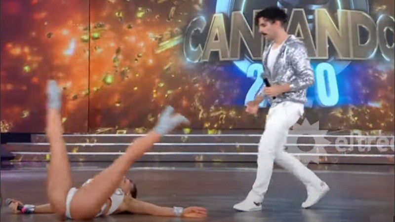 Por protocolo de seguridad, nadie pudo asistir a Adabel Guerrero en su caída.