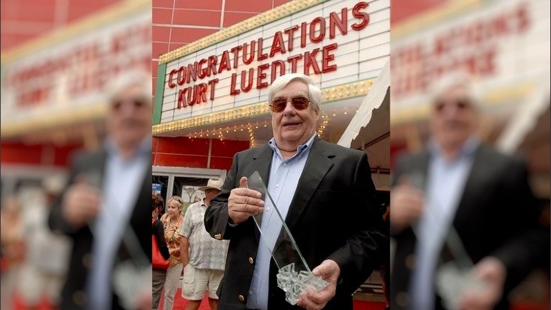 Como guionista, Kurt Luedtke trabajó en tres películas de Sidney Pollack.