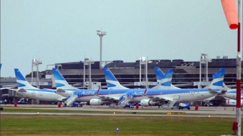 El ministerio de Transporte de la Nación anunció que los vuelos de cabotaje que, en principio, iban a retomarse a partir del 1° de septiembre, se posponían por 60 días.