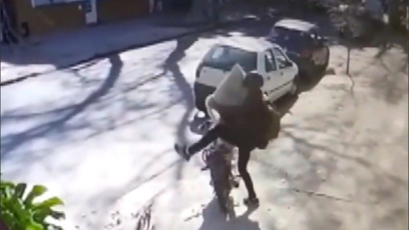 El ladrón cargó todo en la moto y escapó.
