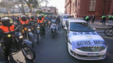 Motos y autos municiapales en la protesta de hoy.