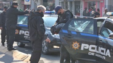 Así detenían a uno de los delincuentes que robó la panadería.