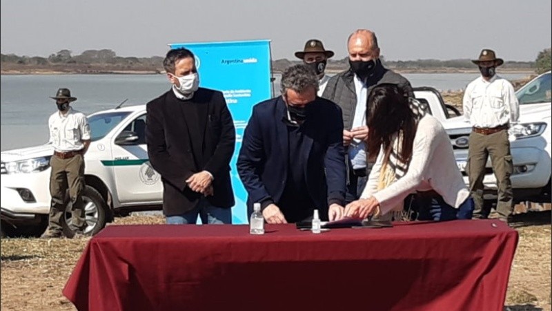 Javkin firmó el acuerdo con Nación por las islas del Charigüe.