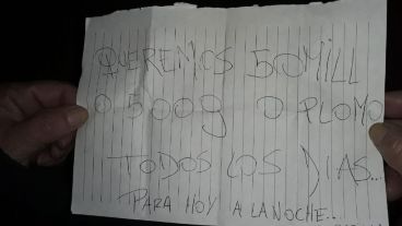 El mensaje mafioso que dejaron los atacantes en la puerta de la casa atacada a balazos.