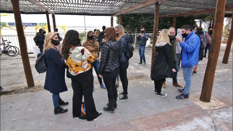 Los ediles en la costa, antes del cruce que no fue.