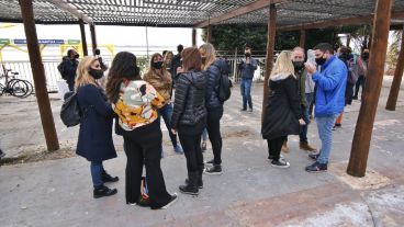 Los ediles en la costa, antes del cruce que no fue.