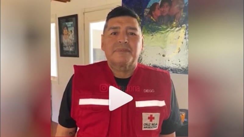Diego Maradona con el chaleco de la Cruz Roja. 