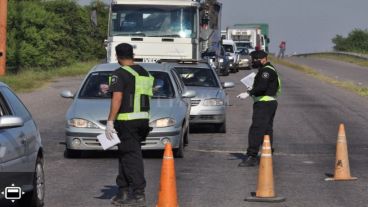 Los controles en los accesos a la provincia de Santa Fe se intensifican durante los feriados.
