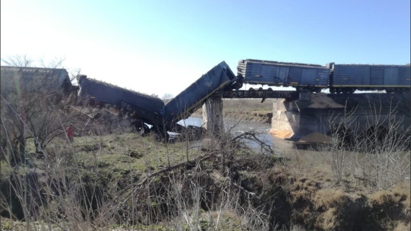 Ocurrió en la vía paralela a la ruta 20s entre Acebal y Pavón Arriba, cuando cedió la estructura del puente ferroviario.