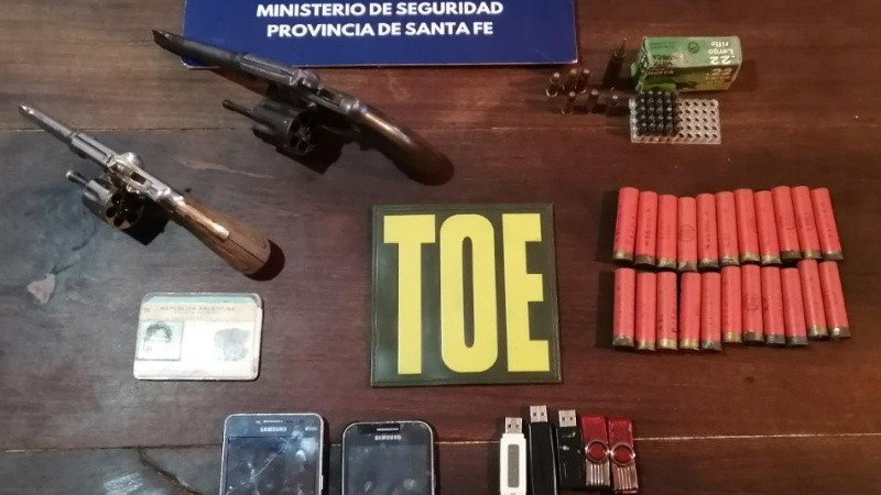 Dos armas y celulares, entre lo secuestrado este sábado.