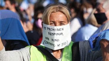 Una manifestante con barbijo de protesta.