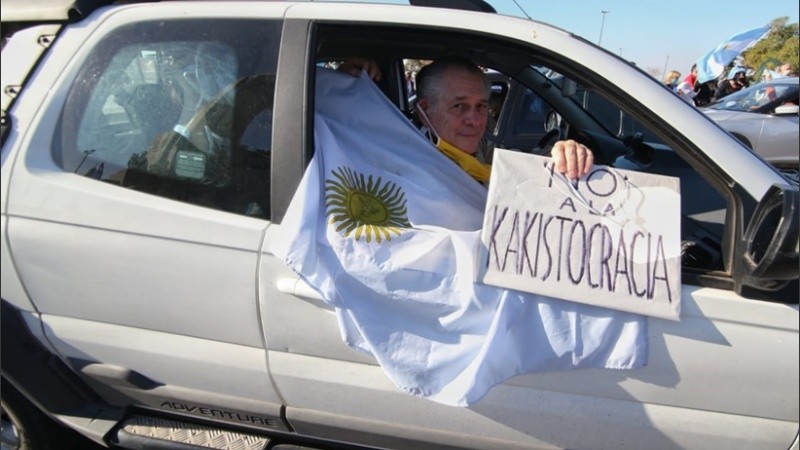 La caravana con carteles contra el gobierno.
