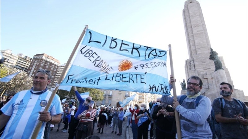 La marcha y banderazo en el Monumento a la Bandera.