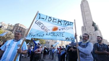 La marcha y banderazo en el Monumento a la Bandera.
