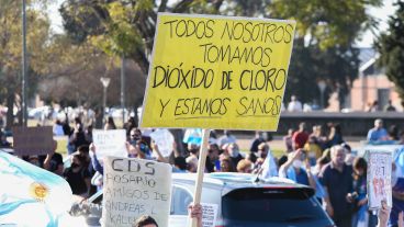 “Todos nosotros tomamos dióxido de cloro y estamos sanos”, se leía en uno de los carteles de la marcha por el 17A.