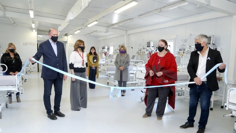 La ministra de Salud de Santa Fe, Sonia Martorano, junto a Perotti en la inauguración del nuevo hospital modular.  