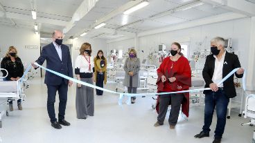 La ministra de Salud de Santa Fe, Sonia Martorano, junto a Perotti en la inauguración del nuevo hospital modular.