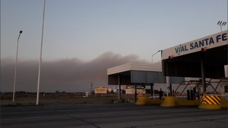 La humareda, visible desde la autopista Rosario-Santa Fe.