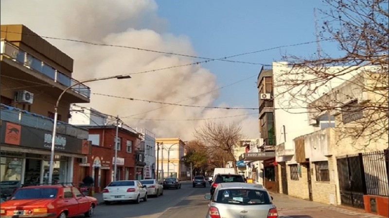 Como un tsunami, el humo parecía abalanzarse sobre la ciudad vecina.