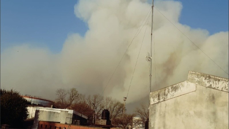 Vecinos registraron el enorme frente de fuego y humo en las islas.