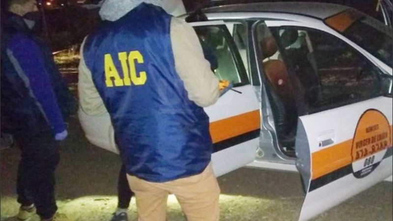 El remis donde ocurrió el robo y los disparos.