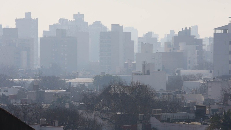 El humo se hacía denso y era notorio esta mañana en Rosario.