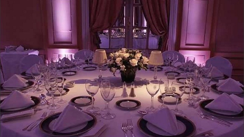 La autorización será excepcional, transitoria, esencialmente revocable y se mantendrá vigente hasta tanto subsista la prohibición para funcionar como salones de fiestas.